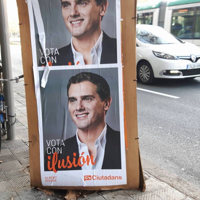 バルセロナ市内に貼られた市民党のポスター