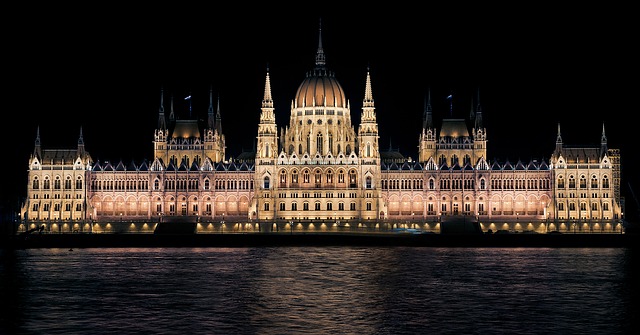 hungarian-parliament-335130_640