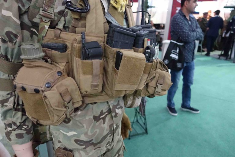 ヨルダン軍特殊部隊は、すぐに止血帯をすぐにしようできるように、1本はチェストリグに装備している(水筒の右横)。