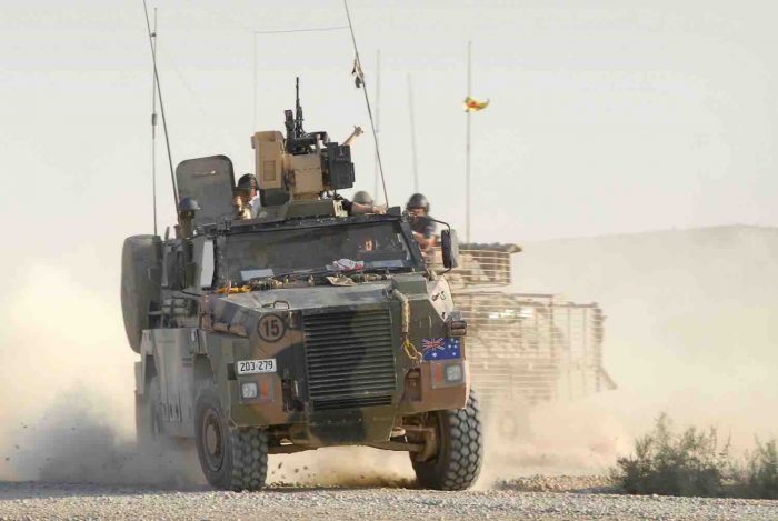 陸自も邦人輸送用に採用したオーストラリア軍のブッシュマスター。自衛隊用と異りRWSを装備している。