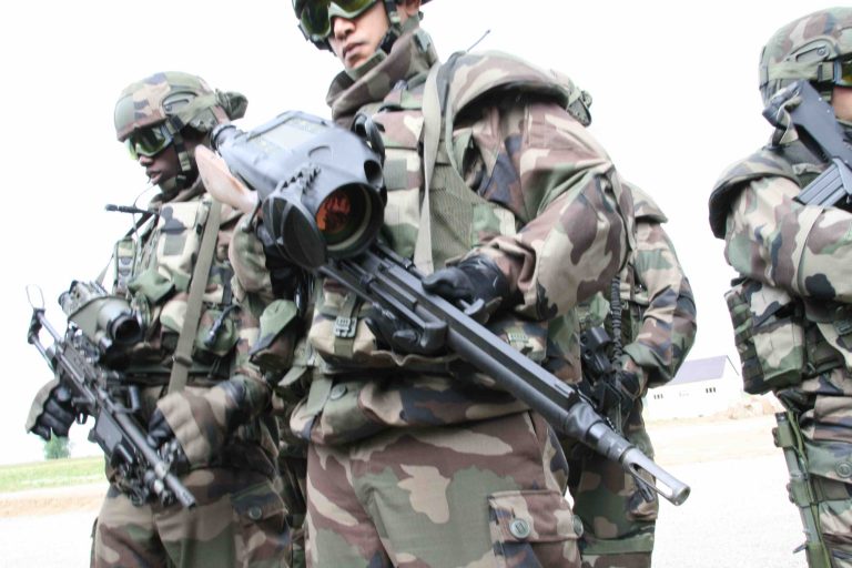 フランス陸軍の先進歩兵システム、フェラン。火器には暗視装置やビデオカメラが装備され、ネットワーク化されている。