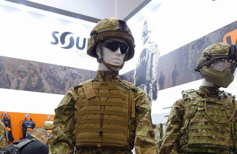 ②英陸軍が採用した個人装備セット。左は防護用のサングラスを装備し、右はフルフェースのヘルメットを装備している。