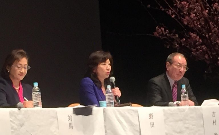 シンポジウムパネリストが、次々と熱い意見を語った。写真左から対馬ルリ子氏、野田聖子氏、吉村泰典氏